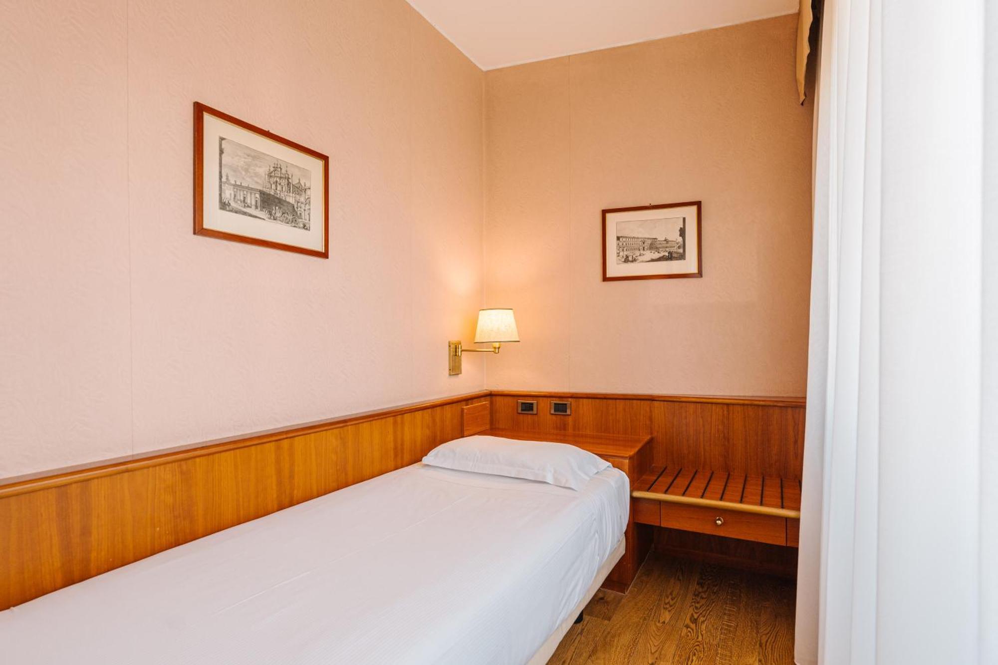 Crystal Hotel Варезе Экстерьер фото