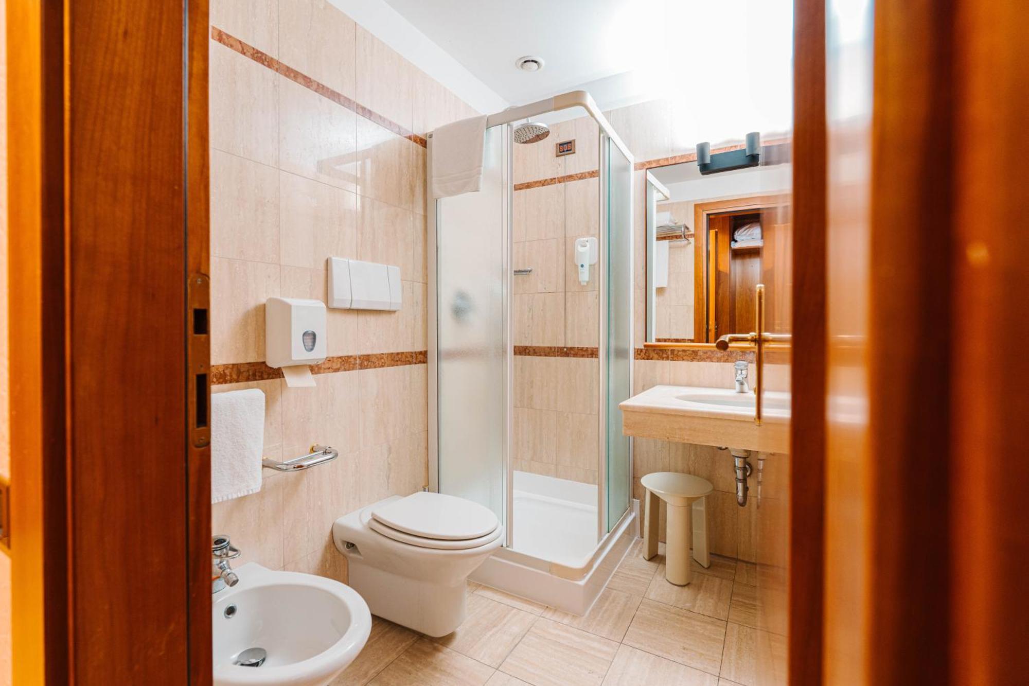 Crystal Hotel Варезе Экстерьер фото
