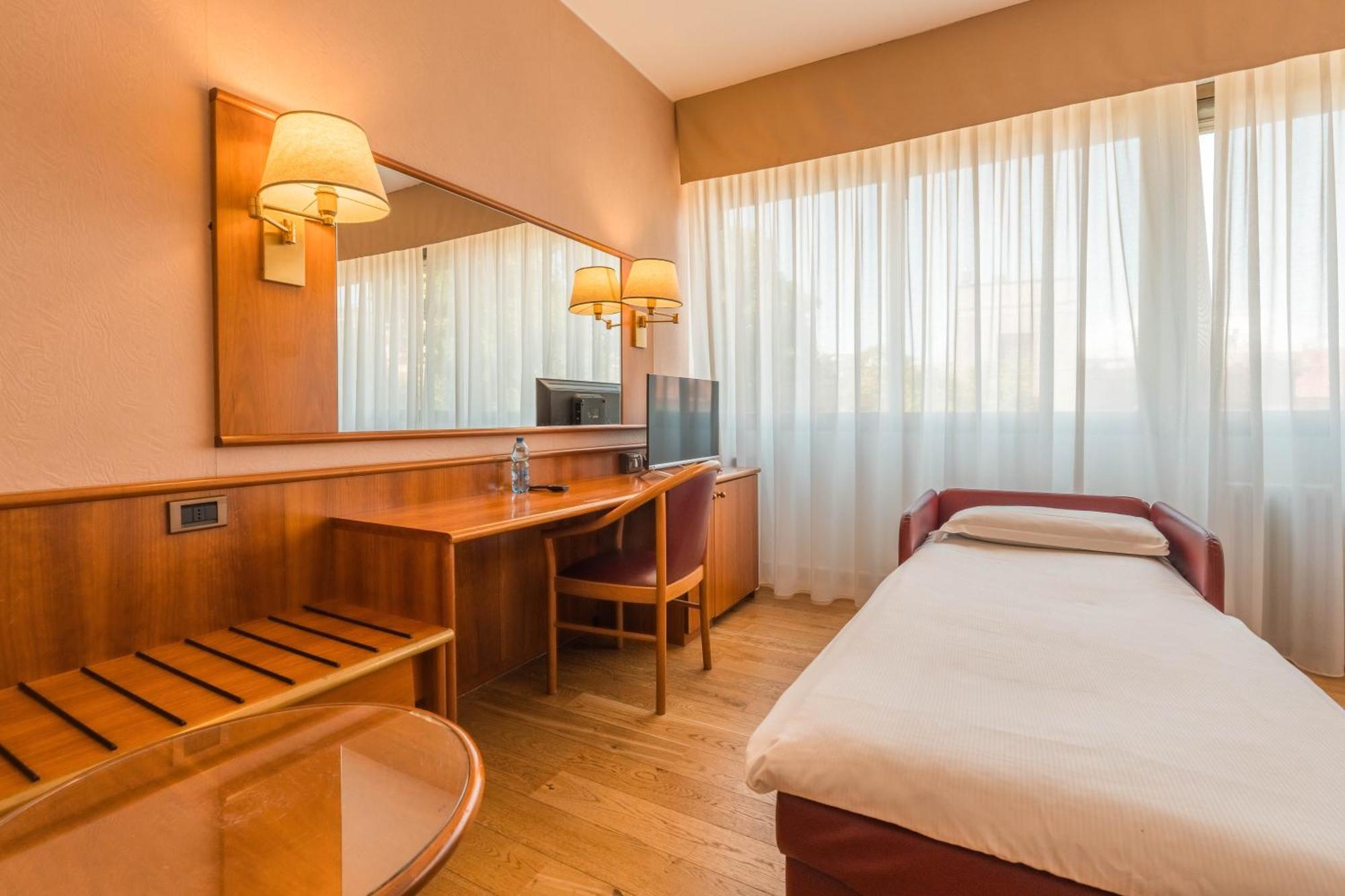 Crystal Hotel Варезе Экстерьер фото