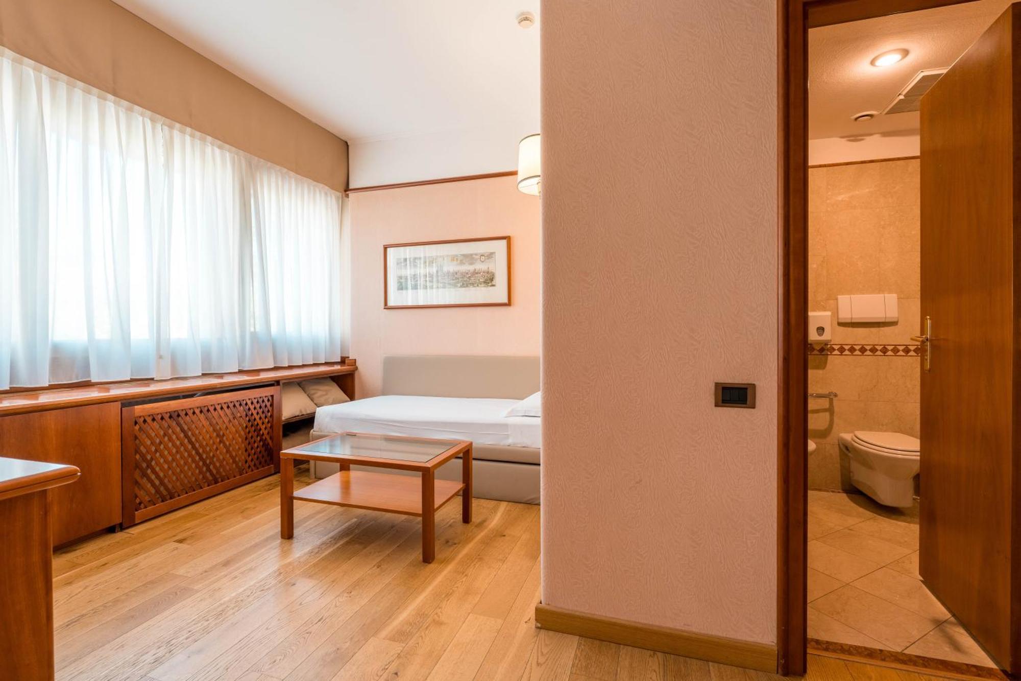 Crystal Hotel Варезе Экстерьер фото